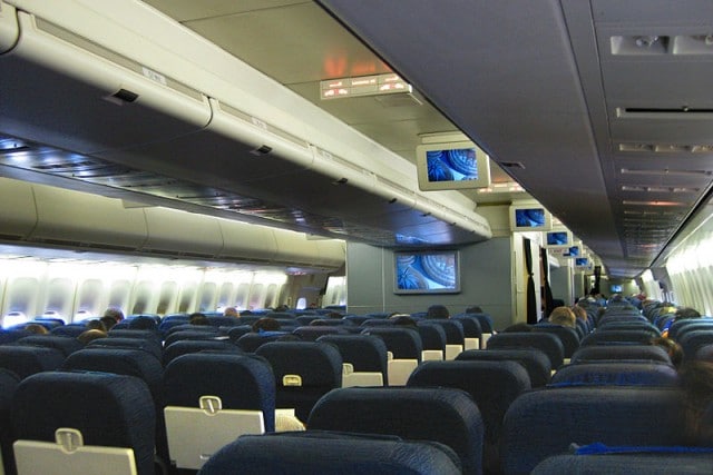 United Airlines B747-400 Economy cabin by Altair78