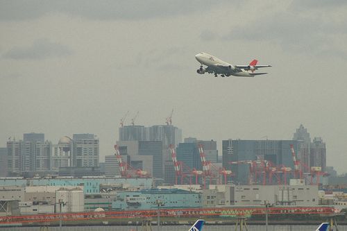 JAL Boeing 747-446D JA8904 over Toyko International airport. Photo by Yamaguchi Yoshiaki.