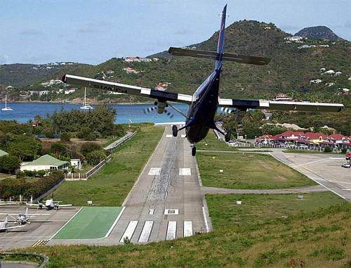 De Havilland DHC-6-300 flying over La Tourmente pass into runway 10 at St. Barthélemy. Photo by Sören Karleby.