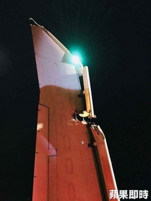 JACDEC: EVA Air Boeing 777-300 (B-16718) struck pole when taxiing out the de-icing area in darkness (~01:00L) at Toronto-Intl Airport