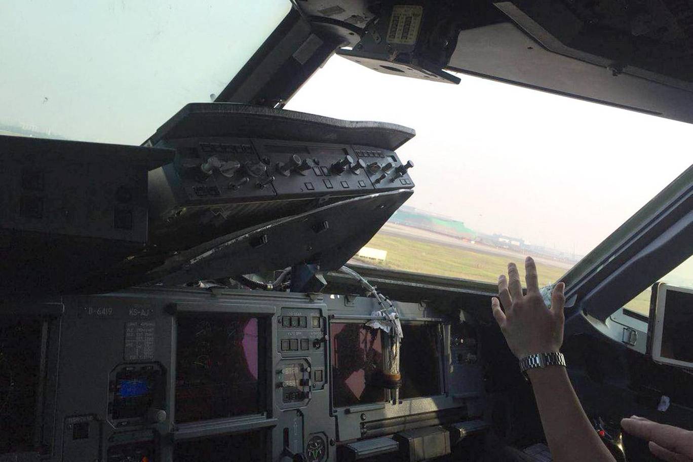 Fear of Landing – Sichuan flight 8633 blown windshield